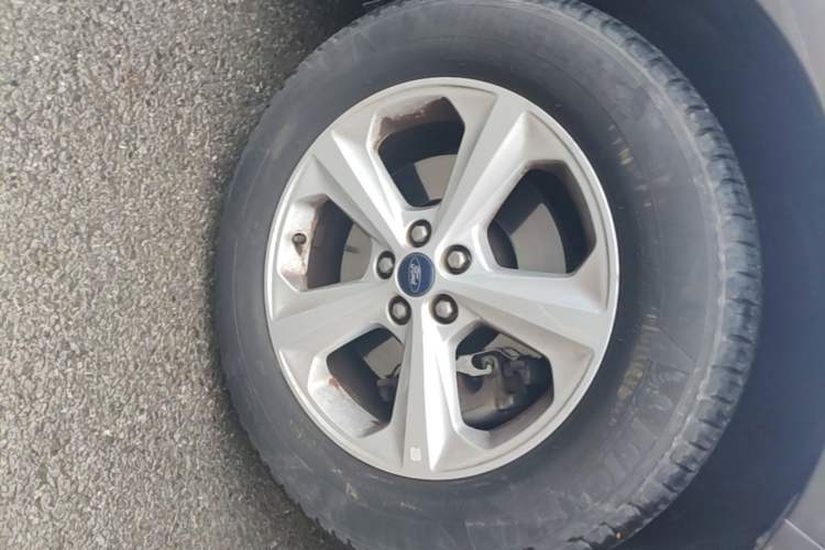 Used Ford Edge 2016 EcoBoost 245 Two-Wheel-Drive Titanium 5-Seater Right Front Wheel Hub