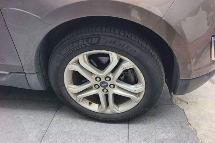Used Ford Edge 2016 EcoBoost 245 Two-Wheel-Drive Titanium 7-Seater Right Front Wheel Hub