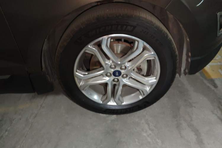 Used Ford Edge 2016 EcoBoost 245 Two-Wheel-Drive Titanium 7-Seater Right Front Wheel Hub