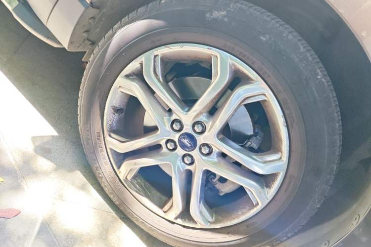 Used Ford Edge 2016 EcoBoost 245 Two-Wheel-Drive Titanium 7-Seater Right Front Wheel Hub