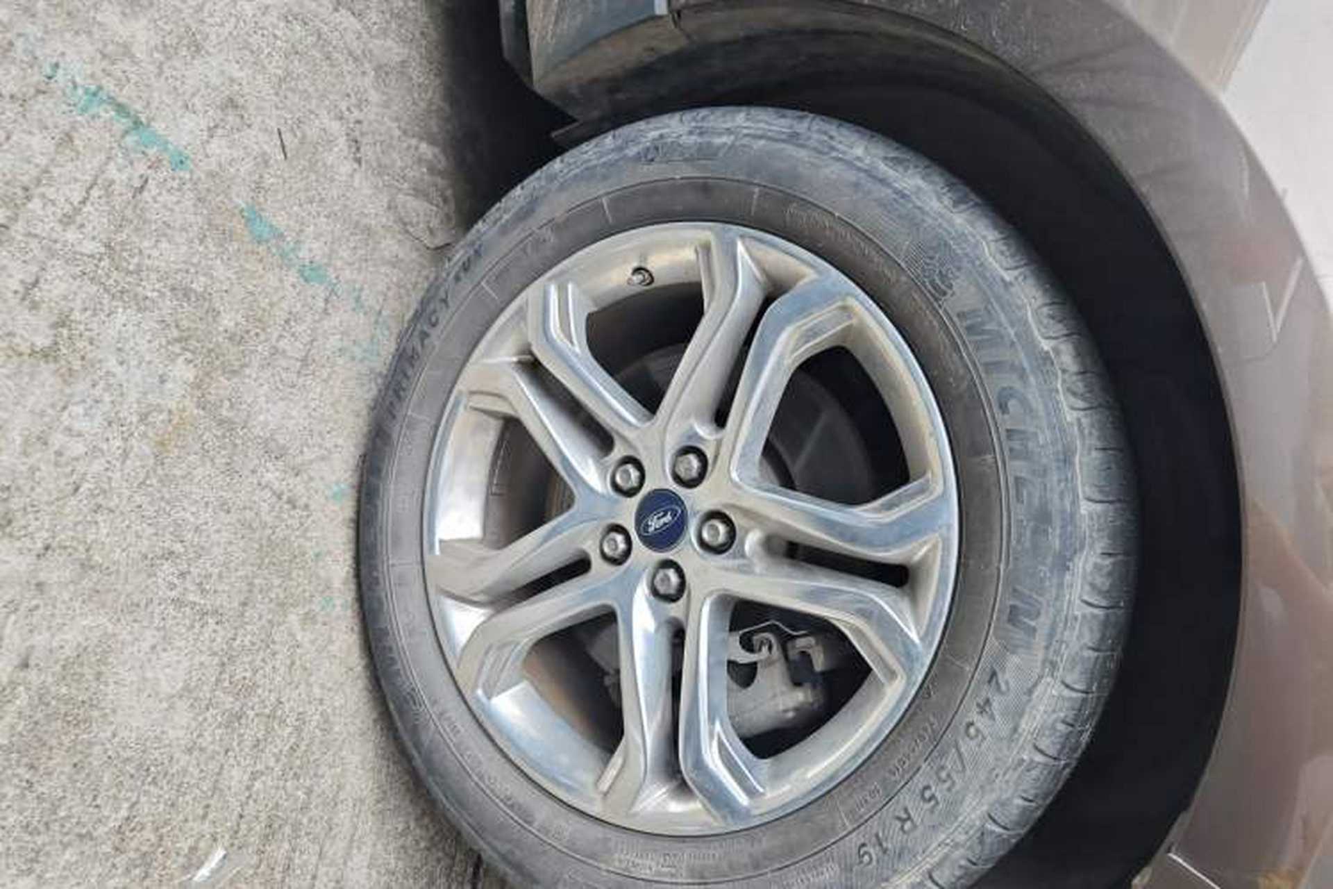 Used Ford Edge 2016 EcoBoost 245 Two-Wheel-Drive Titanium 7-Seater Right Front Wheel Hub