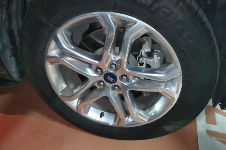 Used Ford Edge 2016 EcoBoost 245 Two-Wheel-Drive Titanium 7-Seater Right Front Wheel Hub