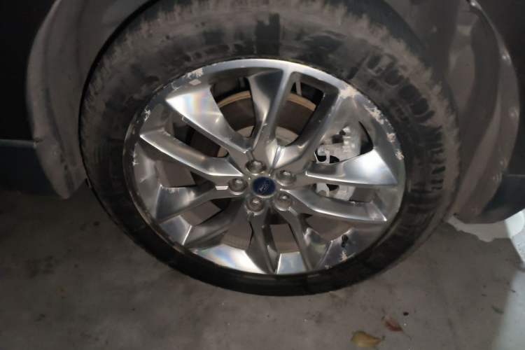 Used Ford Edge 2016 EcoBoost 245 Four-Wheel Drive Titanium 7-Seater Right Front Wheel Hub