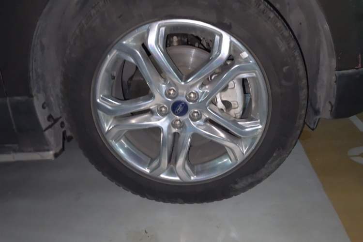 Used Ford Edge 2016 EcoBoost 245 Four-Wheel Drive Titanium Edition 7-Seater Right Front Wheel Hub