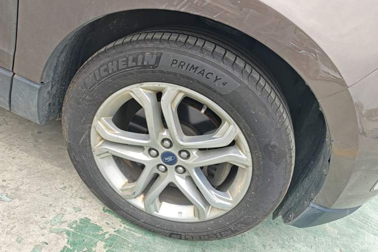 Used Ford Edge 2016 EcoBoost 245 Two-Wheel-Drive Titanium 7-Seater Right Front Wheel Hub