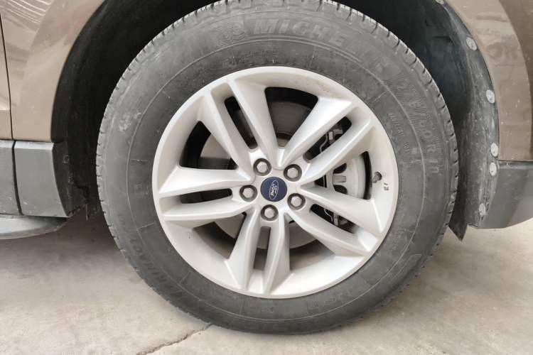 Used Ford Edge 2016 EcoBoost 245 Two-Wheel-Drive Titanium 5-Seater Right Front Wheel Hub