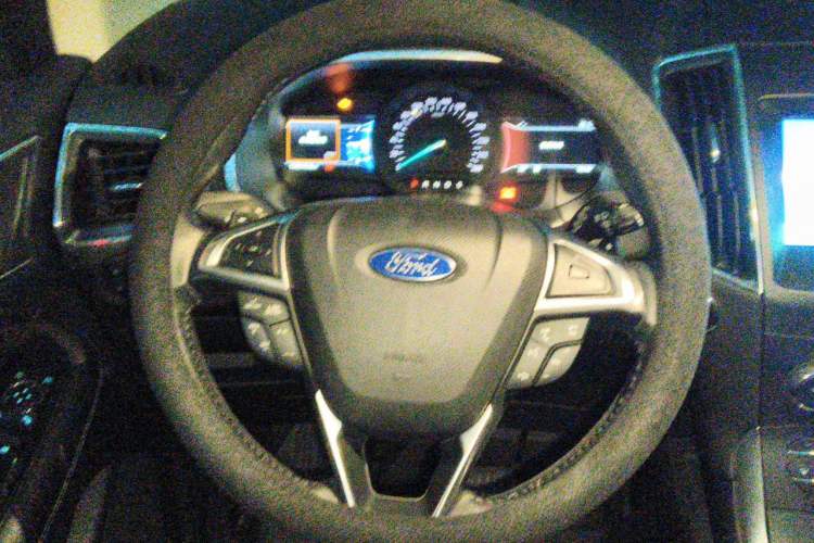 Used Ford Edge 2016 EcoBoost 245 Two-Wheel-Drive Titanium 7-Seater Steering Wheel
