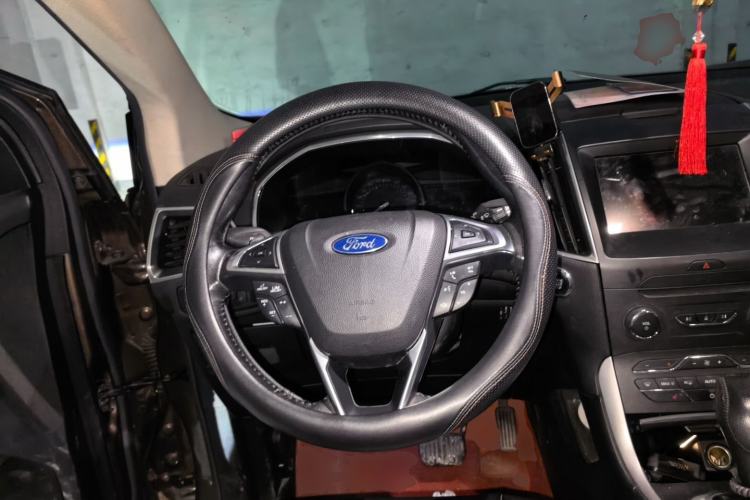 Used Ford Edge 2016 EcoBoost 245 Two-Wheel-Drive Titanium 7-Seater Steering Wheel