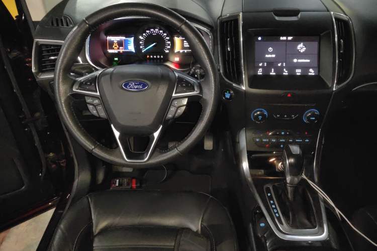 Used Ford Edge 2016 EcoBoost 245 Two-Wheel-Drive Titanium 7-Seater Audio And AC Panel