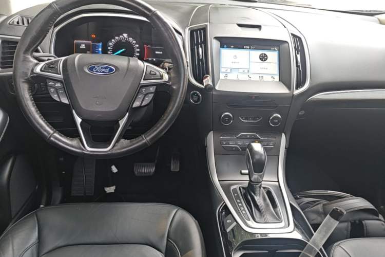 Used Ford Edge 2016 EcoBoost 245 Two-Wheel-Drive Titanium 7-Seater Center Console