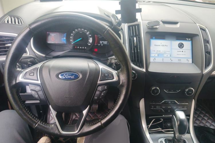 Used Ford Edge 2016 EcoBoost 245 Two-Wheel-Drive Titanium 7-Seater Center Console
