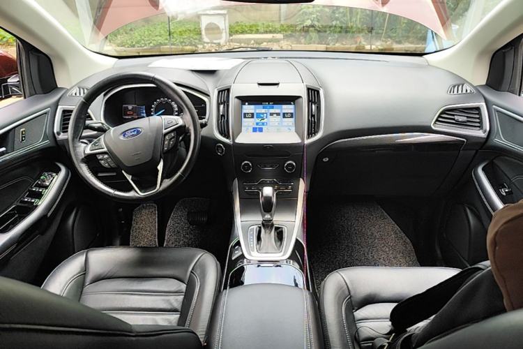 Used Ford Edge 2016 EcoBoost 245 Two-Wheel-Drive Titanium 7-Seater Center Console