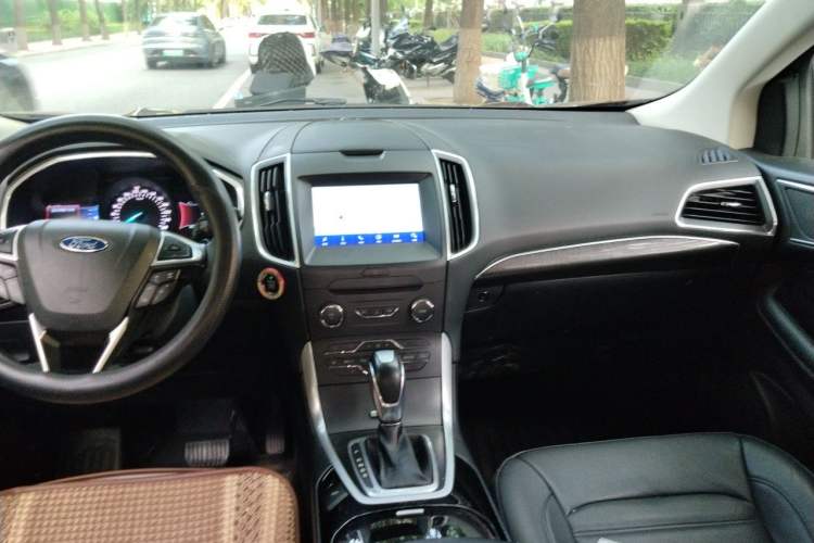 Used Ford Edge 2016 EcoBoost 245 Four-Wheel Drive Titanium Edition 7-Seater Center Console