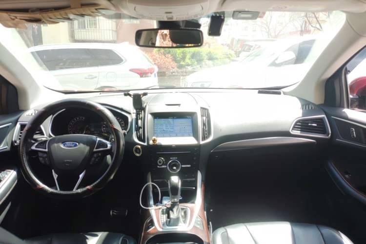 Used Ford Edge 2016 EcoBoost 245 Four-Wheel Drive Titanium 7-Seater Center Console