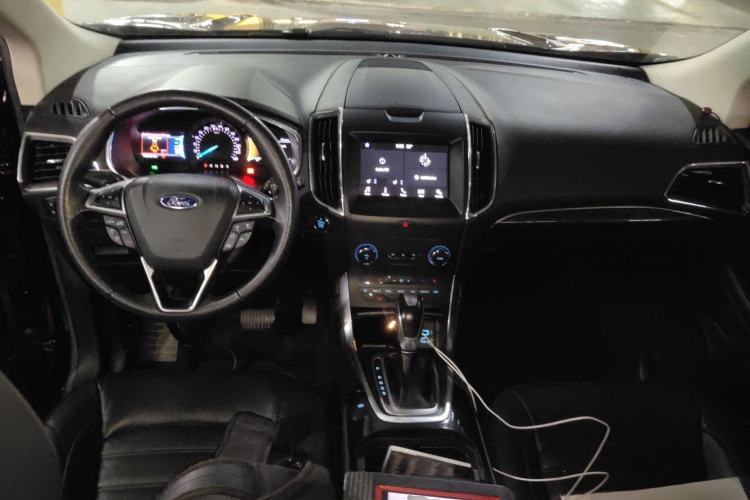 Used Ford Edge 2016 EcoBoost 245 Two-Wheel-Drive Titanium 7-Seater Center Console