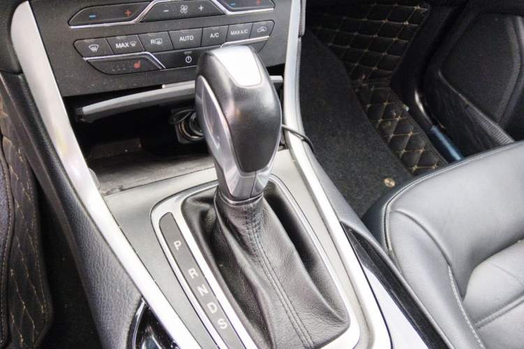 Used Ford Edge 2016 EcoBoost 245 Two-Wheel-Drive Titanium 7-Seater Gear Lever