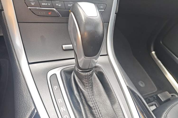 Used Ford Edge 2016 EcoBoost 245 Two-Wheel-Drive Titanium 7-Seater Gear Lever