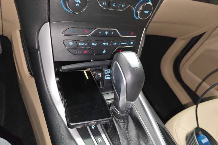 Used Ford Edge 2016 EcoBoost 245 Two-Wheel-Drive Titanium 7-Seater Gear Lever