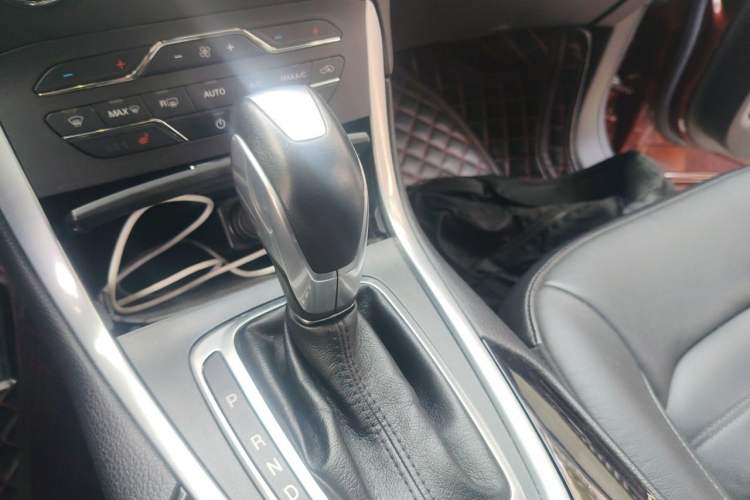 Used Ford Edge 2016 EcoBoost 245 Two-Wheel-Drive Titanium 7-Seater Gear Lever