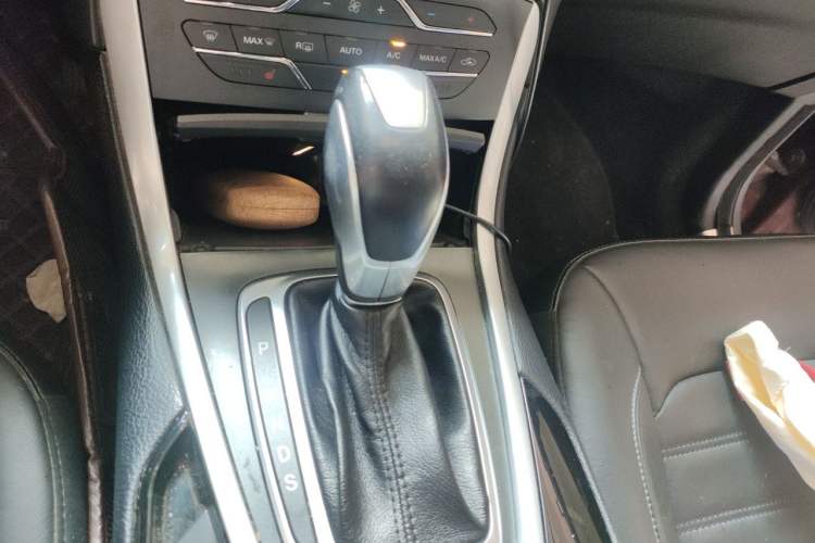Used Ford Edge 2016 EcoBoost 245 Two-Wheel-Drive Titanium 7-Seater Gear Lever