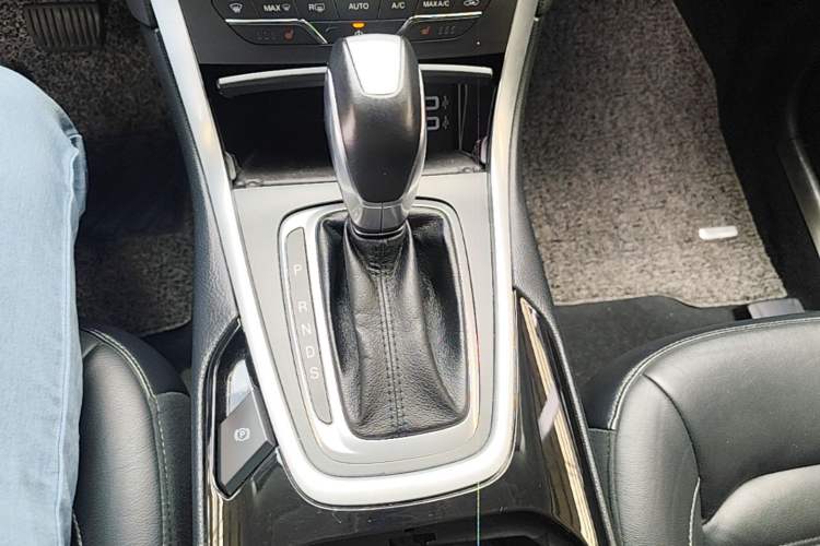Used Ford Edge 2016 EcoBoost 245 Two-Wheel-Drive Titanium 7-Seater Gear Lever