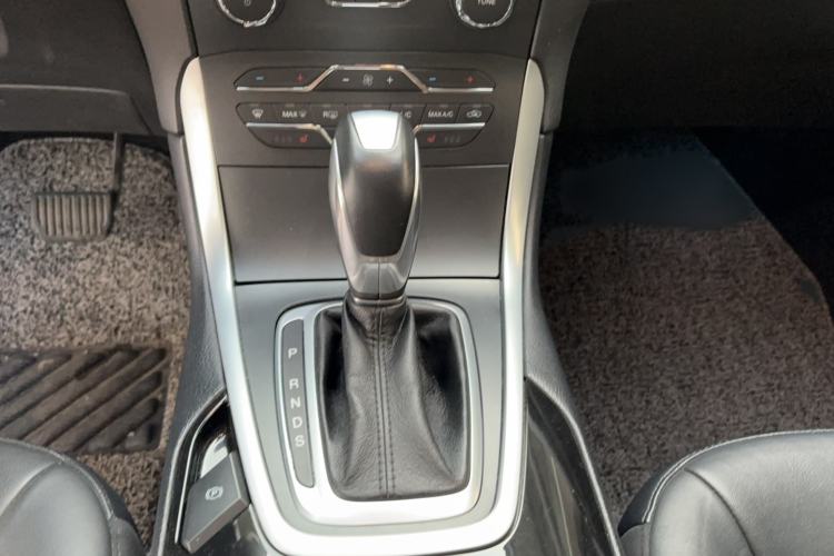 Used Ford Edge 2016 EcoBoost 245 Two-Wheel-Drive Titanium 7-Seater Gear Lever