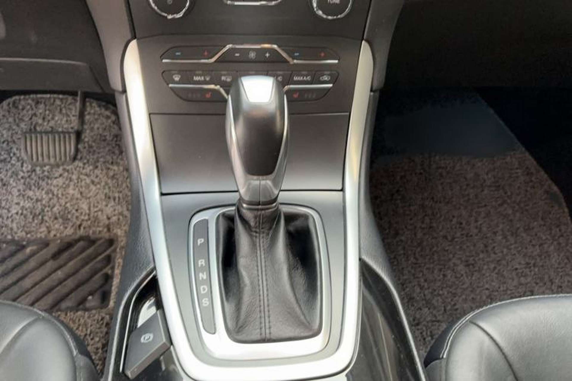 Used Ford Edge 2016 EcoBoost 245 Two-Wheel-Drive Titanium 7-Seater Gear Lever