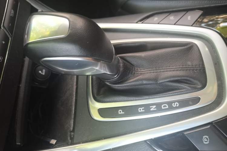 Used Ford Edge 2016 EcoBoost 245 Four-Wheel Drive Titanium 7-Seater Gear Lever
