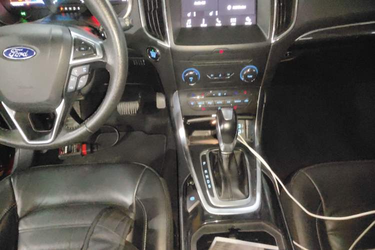 Used Ford Edge 2016 EcoBoost 245 Two-Wheel-Drive Titanium 7-Seater Gear Lever