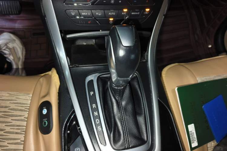 Used Ford Edge 2016 EcoBoost 245 Two-Wheel-Drive Titanium 7-Seater Gear Lever