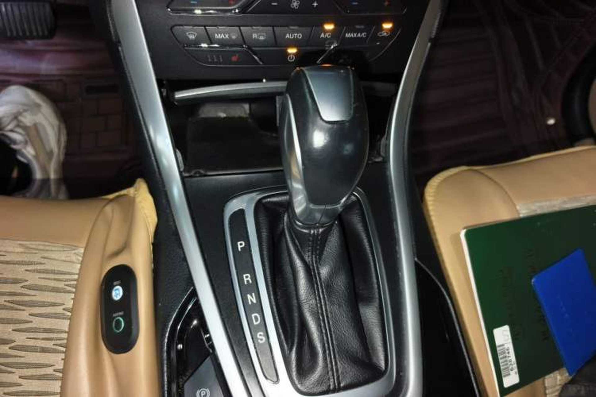 Used Ford Edge 2016 EcoBoost 245 Two-Wheel-Drive Titanium 7-Seater Gear Lever