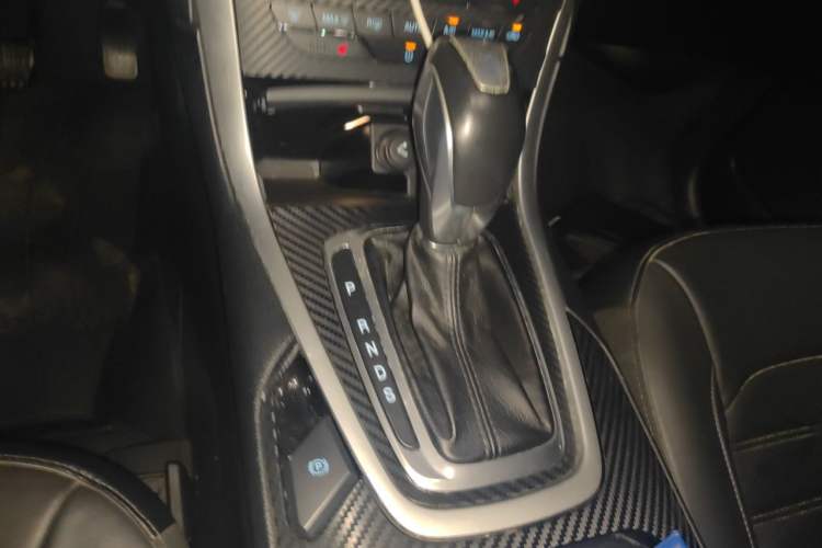 Used Ford Edge 2016 EcoBoost 245 Two-Wheel-Drive Titanium 7-Seater Gear Lever