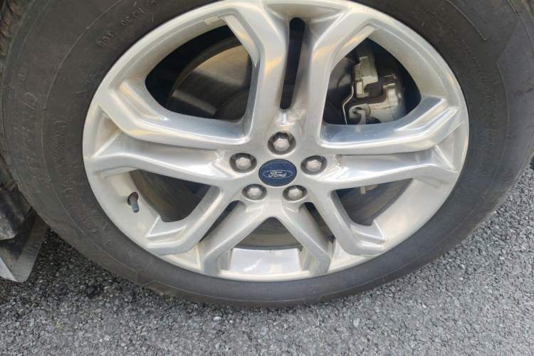 Used Ford Edge 2016 EcoBoost 245 Two-Wheel-Drive Titanium 7-Seater Right Front Wheel Hub