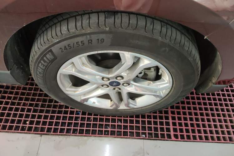 Used Ford Edge 2016 EcoBoost 245 Two-Wheel-Drive Titanium 7-Seater Right Front Wheel Hub