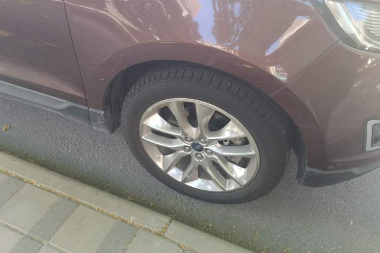 Used Ford Edge 2016 EcoBoost 245 Four-Wheel Drive Titanium 7-Seater Right Front Wheel Hub