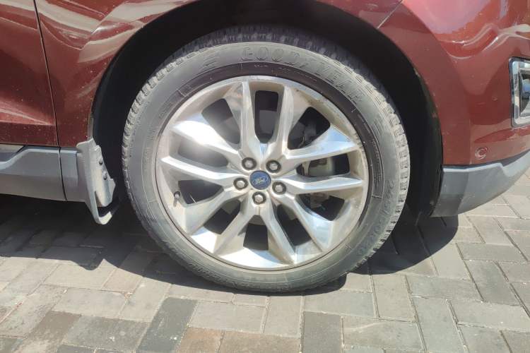 Used Ford Edge 2016 EcoBoost 245 Four-Wheel Drive Titanium 7-Seater Right Front Wheel Hub