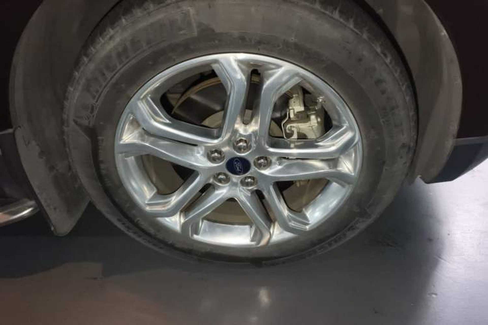 Used Ford Edge 2016 EcoBoost 245 Two-Wheel-Drive Titanium 7-Seater Right Front Wheel Hub