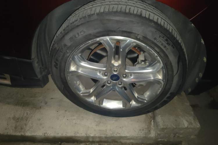 Used Ford Edge 2016 EcoBoost 245 Two-Wheel-Drive Titanium 7-Seater Right Front Wheel Hub