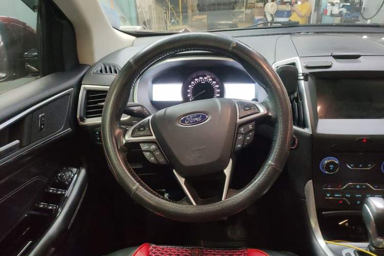 Used Ford Edge 2016 EcoBoost 245 Two-Wheel-Drive Titanium 7-Seater Steering Wheel