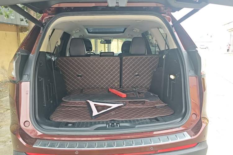 Used Ford Edge 2016 EcoBoost 245 Two-Wheel-Drive Titanium 7-Seater Trunk