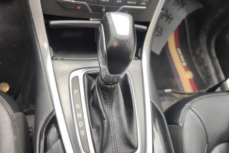 Used Ford Edge 2016 EcoBoost 245 Four-Wheel Drive Titanium Edition 7-Seater Gear Lever