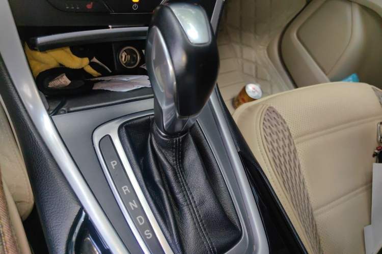Used Ford Edge 2016 EcoBoost 245 Two-Wheel-Drive Titanium 7-Seater Gear Lever