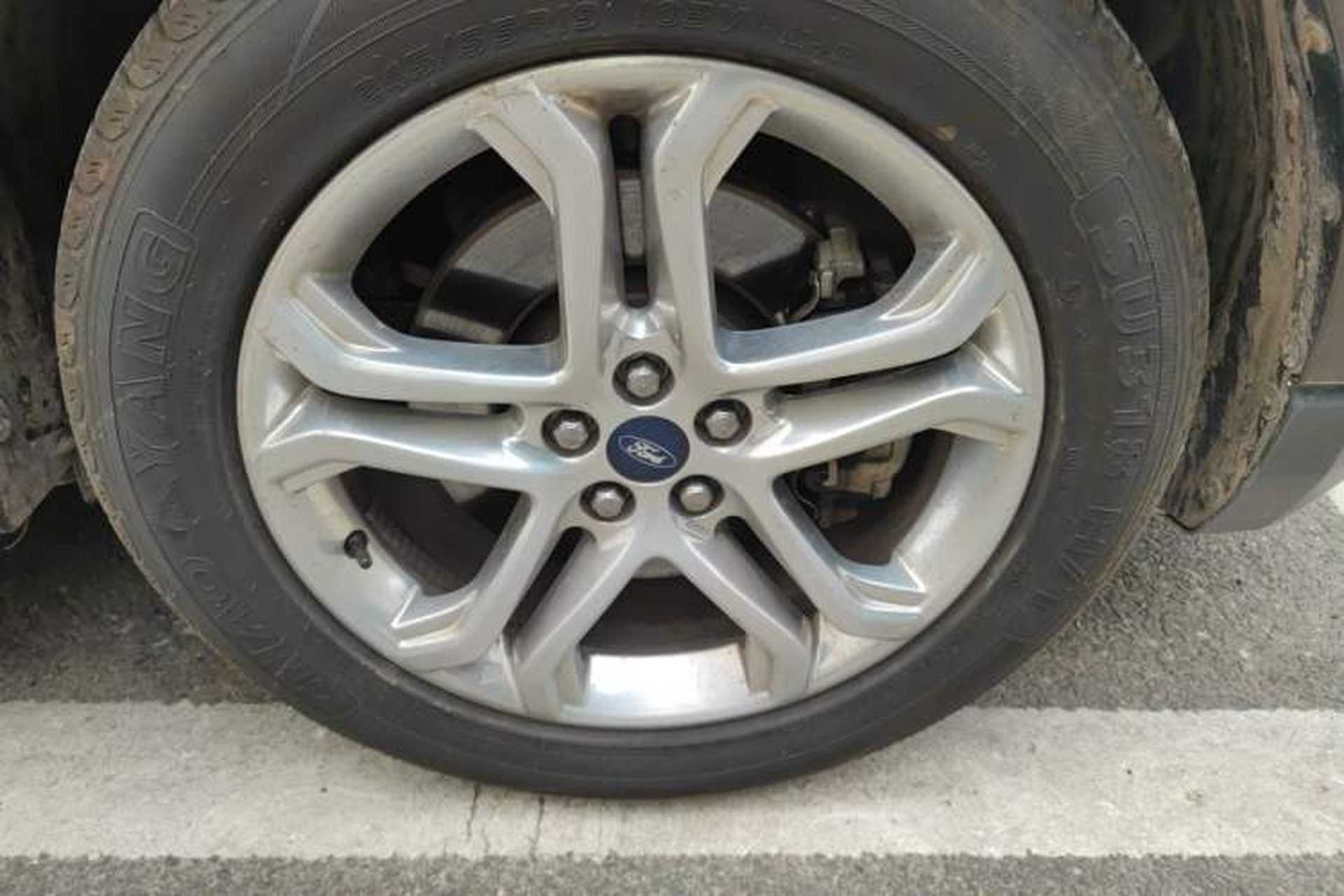 Used Ford Edge 2016 EcoBoost 245 Four-Wheel Drive Titanium Edition 7-Seater Right Front Wheel Hub