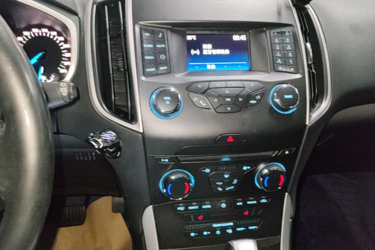 Used Ford Edge 2016 EcoBoost 245 Two-Wheel-Drive Platinum Edition 7-Seater Audio And AC Panel