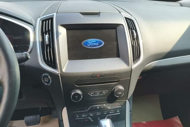Used Ford Edge 2016 EcoBoost 245 Two-Wheel-Drive Titanium 7-Seater Audio And AC Panel