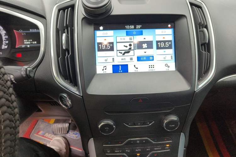 Used Ford Edge 2016 EcoBoost 245 Two-Wheel-Drive Titanium 7-Seater Audio And AC Panel