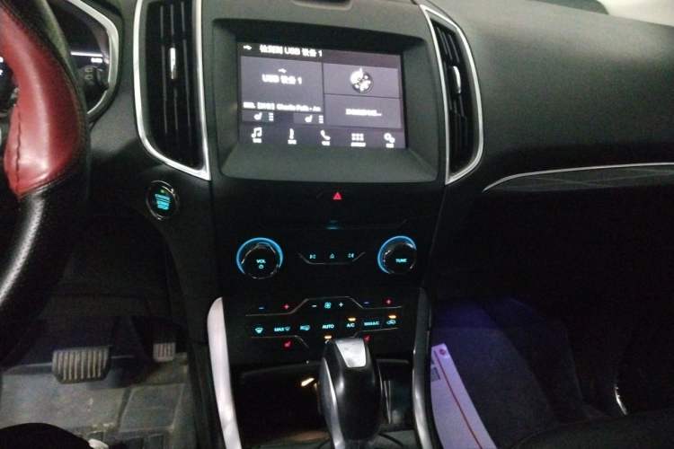 Used Ford Edge 2016 EcoBoost 245 Two-Wheel-Drive Titanium 7-Seater Audio And AC Panel