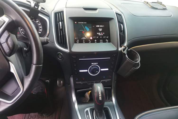 Used Ford Edge 2016 EcoBoost 330 V6 Four-Wheel-Drive Flagship Model with 7 Seats Audio And AC Panel