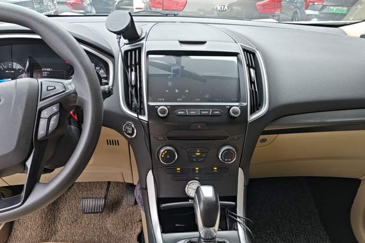 Used Ford Edge 2016 EcoBoost 245 Two-Wheel-Drive Titanium 5-Seater Audio And AC Panel