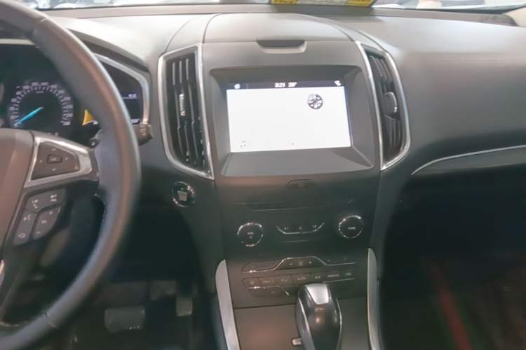 Used Ford Edge 2016 EcoBoost 245 Two-Wheel-Drive Titanium 7-Seater Audio And AC Panel